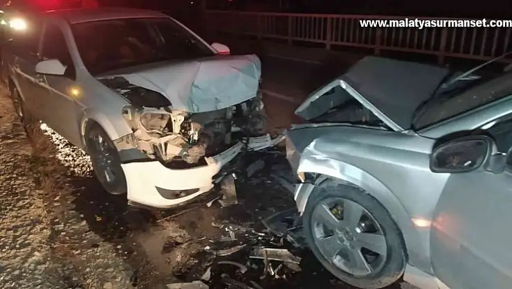 Adıyaman'da otomobiller kafa kafaya çarpıştı: 6 yaralı