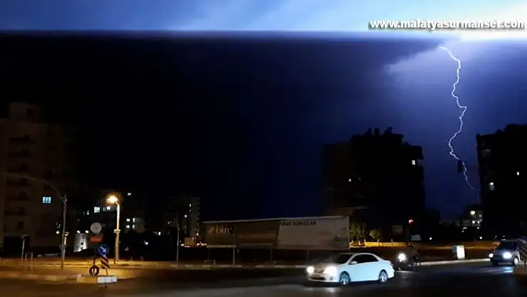 Adıyaman'da yıldırım yangına neden oldu