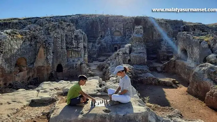 Adıyaman'ın tarihi mekan ve sokaklarında satranç var