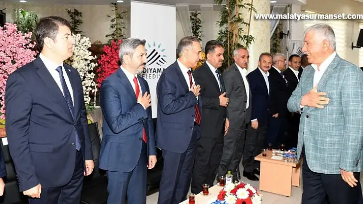 Adıyaman protokolü vatandaşlarla bayramlaştı