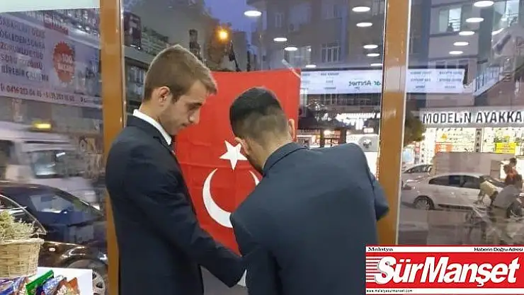 Adıyaman Ülkü Ocakları esnaflara Türk Bayrağı dağıttı