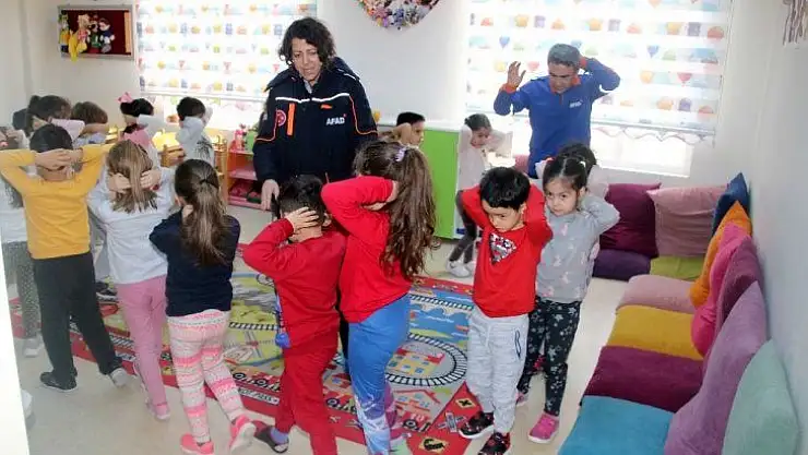 AFAD'dan kreş çocuklarına çök, kapan, tutun eğitimi
