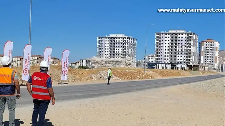 Ağır hasarlı 2 bina patlayıcı yardımıyla yıkıldı