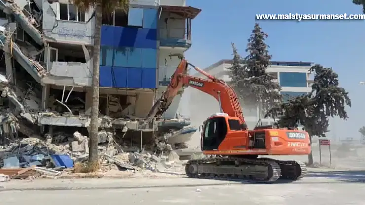 Ağır hasarlı 6 bina kontrollü şekilde yıkıldı