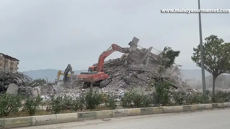 Ağır hasarlı binaların kontrollü yıkımı sürüyor