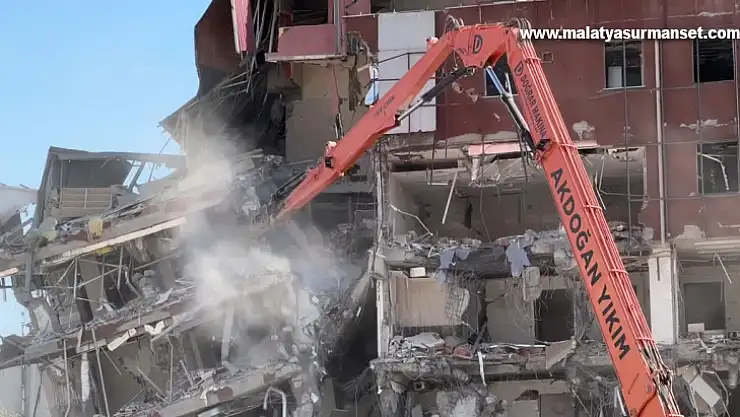 Ağır hasarlı binaların yıkımı devam etti