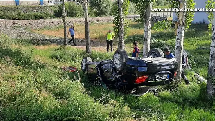 Ağrı'da virajı alamayan araç takla attı