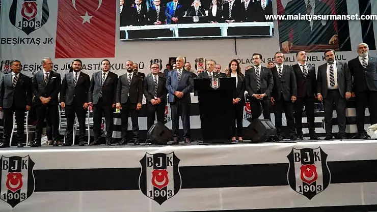 Ahmet Nur Çebi, yönetimi ile zafer pozu verdi