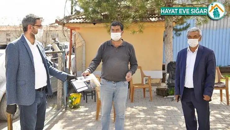 AK Parti Arguvan'da maske dağıttı