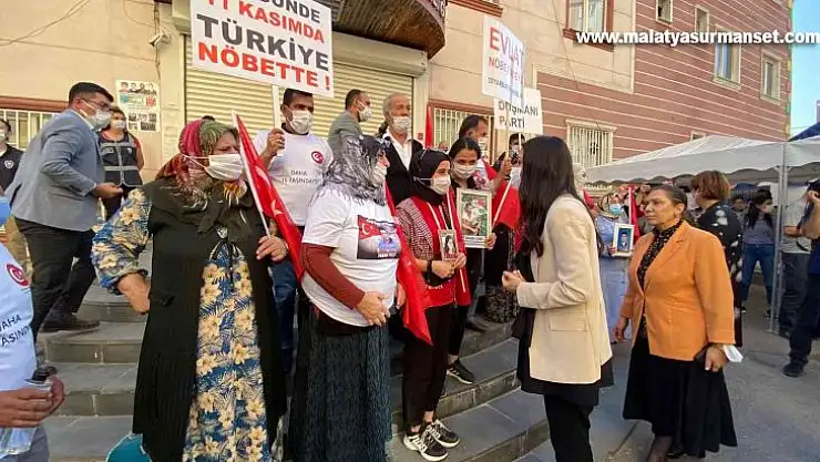 AK Parti'den evlat nöbetindeki ailelere ziyaret