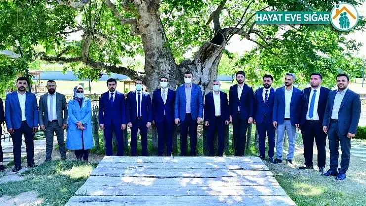 Ak Parti Gençlik Kolları Genel Başkanı Eyyüp Kadir İnan gençlerle bir araya geldi.