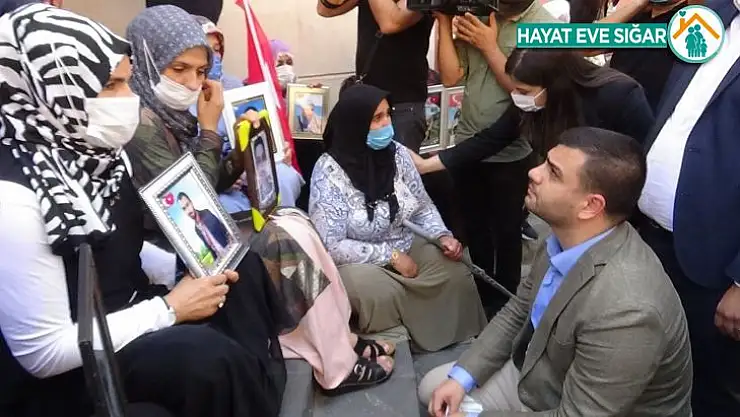 AK Parti Gençlik Kolları Genel Başkanı İnan'dan evlat nöbeti tutan ailelere ziyaret