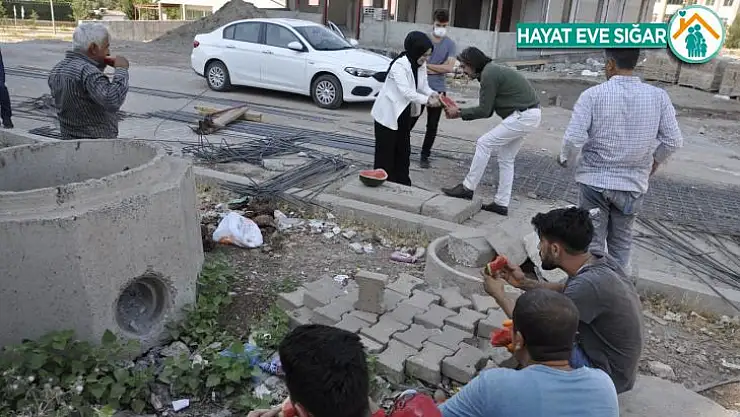 Ak Parti Yenişehir İlçe Başkanı Kaya, inşaat işçilerine karpuz ikram etti