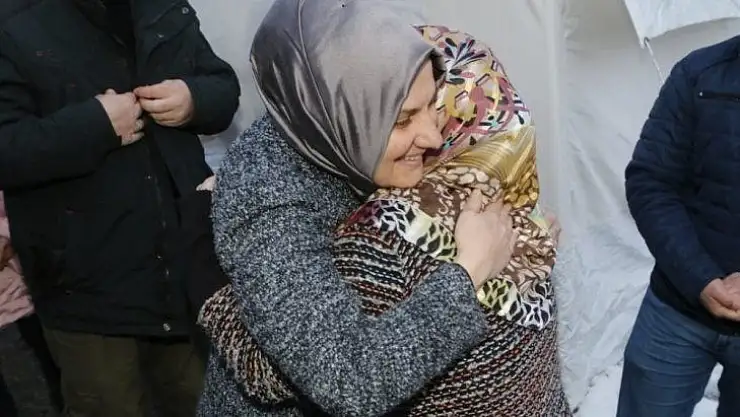 AK Partili Sermin Balık, Elazığ'da depremzedelerin yanında