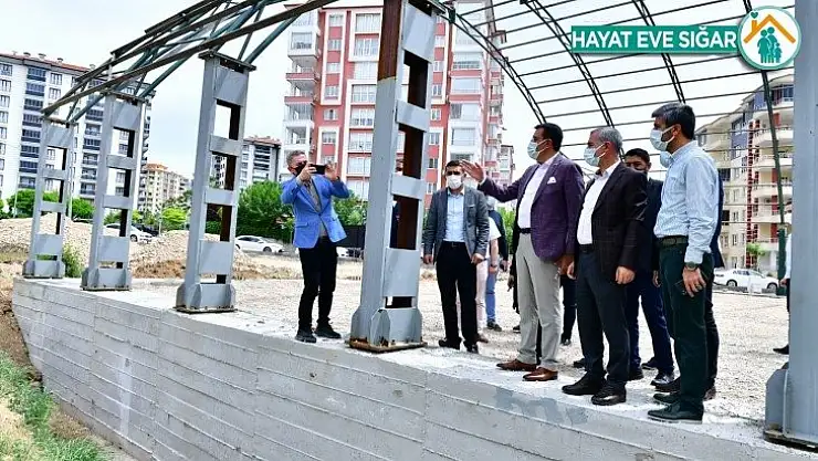 AK Partili Tüfenkci, halı saha inşaat alanını inceledi
