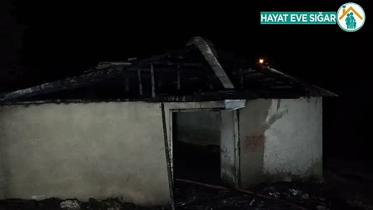Akaryakıt istasyonu yakınında çıkan ahır yangını ucuz atlatıldı