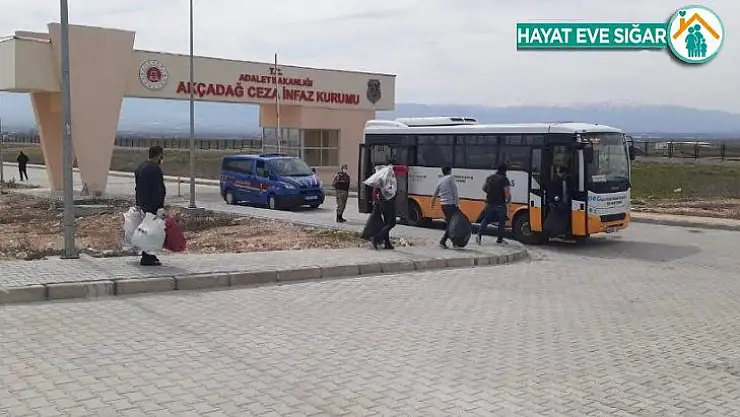 Akçadağ'da hükümlüler tahliye edilmeye başlandı