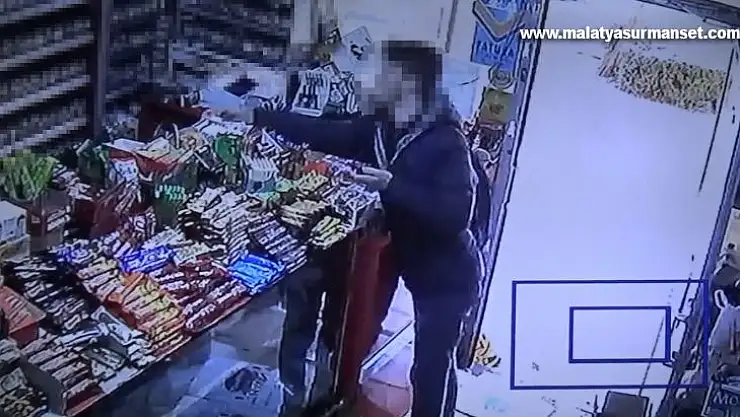 Akılalmaz hırsızlık kamerada önce kendisine uzatılan ekmeği yedi, sonra markette hırsızlık yaptı