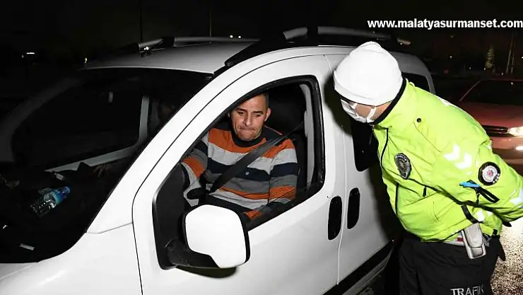 Aksaray-Konya karayolu kar yağışı ve tipi nedeniyle trafiğe kapatıldı
