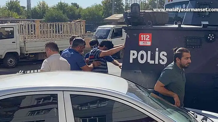 Alacaklısını evinde bıçakladı, yaralının eşi yardım feryadında bulundu