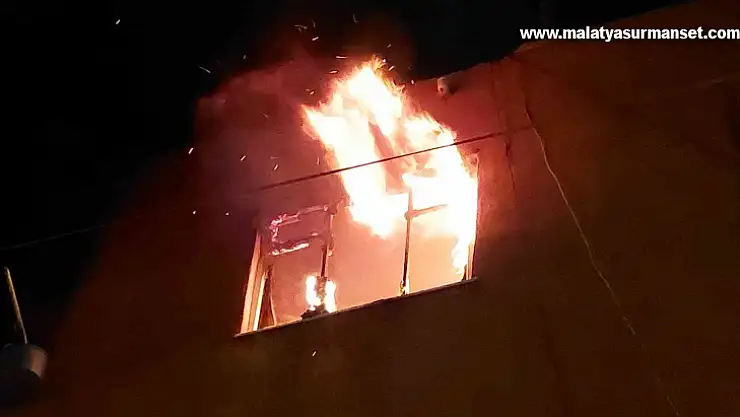 Alev topuna dönen evde baygınlık geçiren adamı arkadaşları kurtardı