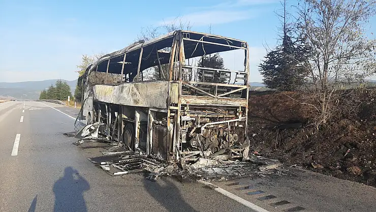 Alev topuna dönen yolcu otobüsü tamamen yandı