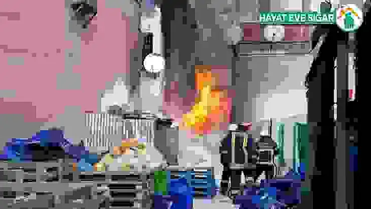 Alevlere teslim olan marketin deposu 3 binayı küle çeviriyordu