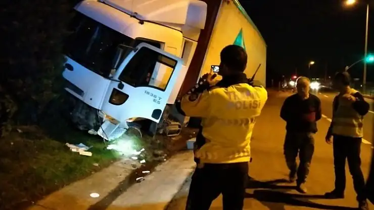 Alkollü sürücünün kullandığı tır bariyerleri parçaladı