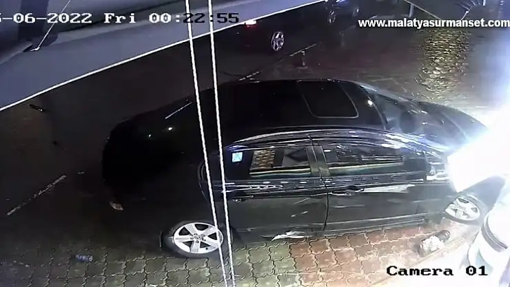 Alkollü sürücünün park halindeki iki otomobile çarptığı anlar kameraya yansıdı