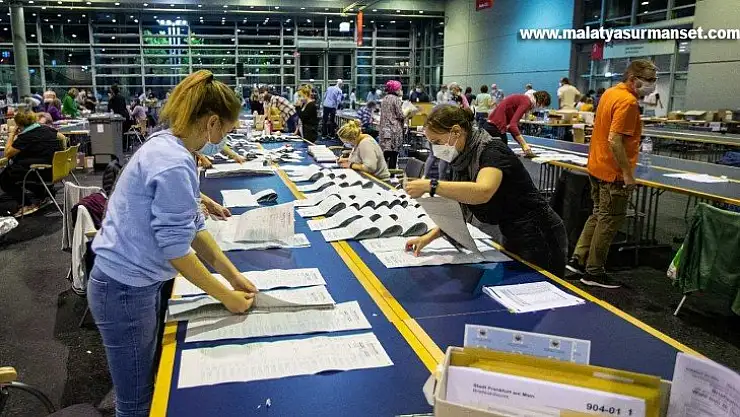 Almanya'da seçimleri az farkla Sosyal Demokrat Parti önde götürüyor