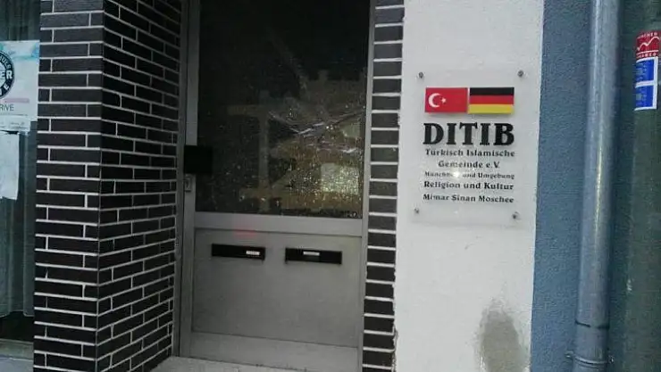 Almanya'da camiye saldırı