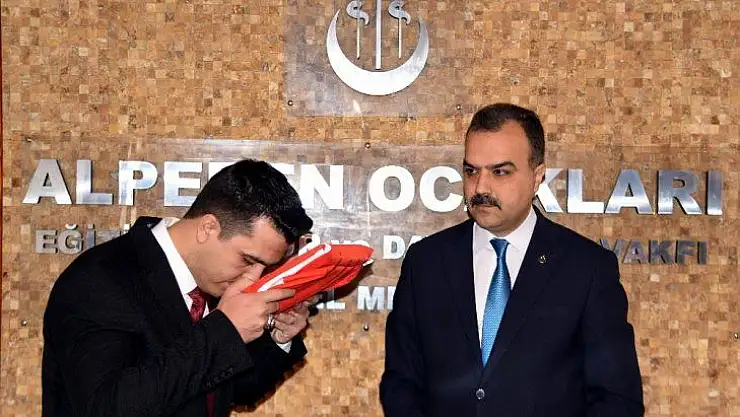 Alperen Ocaklarında bayrak değişimi