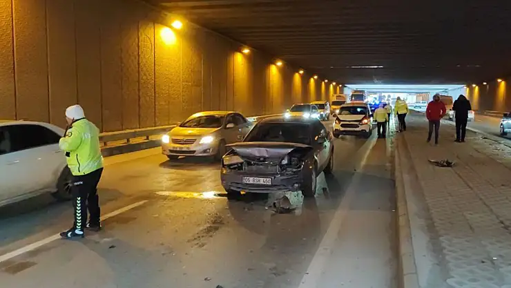 Alt Geçitte 5 Araç Birbirine Girdi Yol Tek Şerit Açıldı
