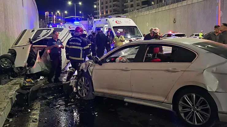 Alt Geçitte Feci Kaza 3 Araç Birbirine Girdi 4 Kişi Yaralandı!