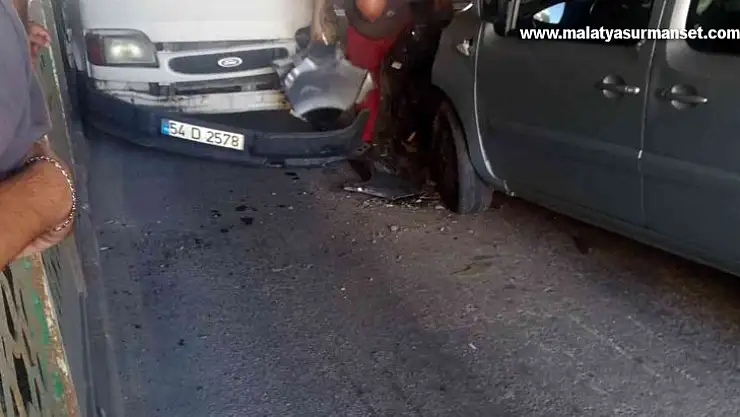 Alt geçitte korkutan kaza: Kafa kafaya çarpıştılar