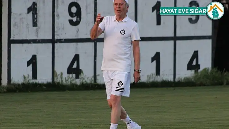 Altay'da Mustafa Denizli sahaya indi