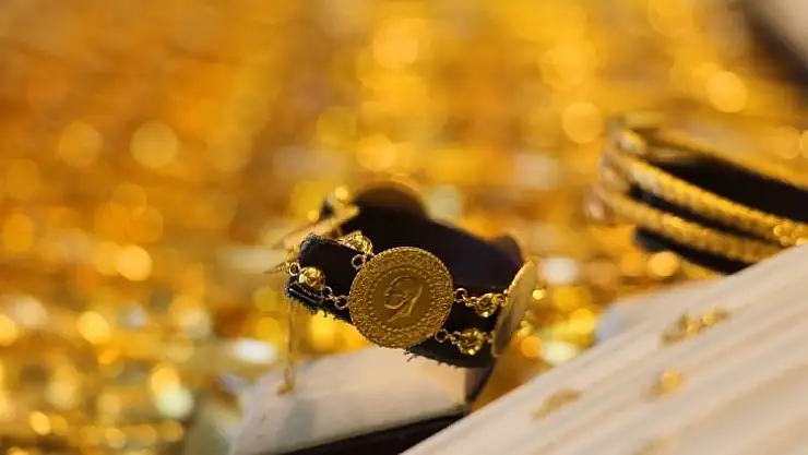 Altın sert yükselişinin ardından tarihi rekorunu yeniledi