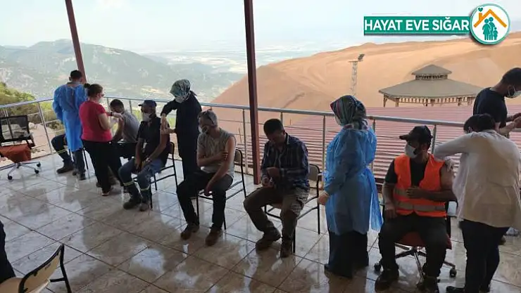Amanos dağı eteklerinde zorlu aşı çalışmaları devam ediyor