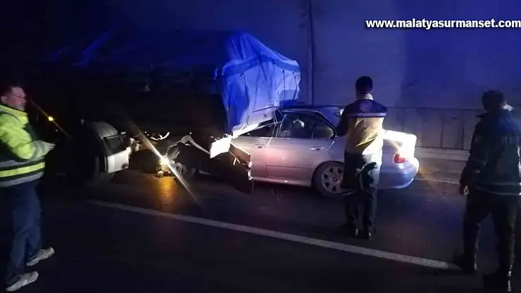 Amasya'da otomobil tıra arkadan çarptı: 2 yaralı