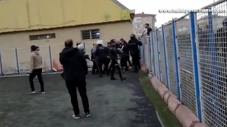 Amatör maçta tekme ve yumruklar havada uçuştu