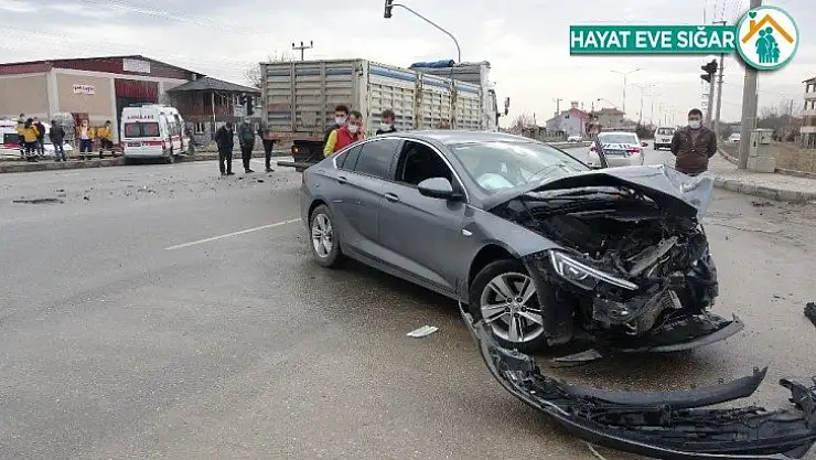 Ambulans ile otomobilin çarpışmasında 4 kişi yaralandı