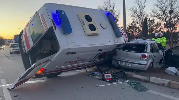 Ambulans ile otomobilin çarpıştığı kazada 3 kişi yaralandı