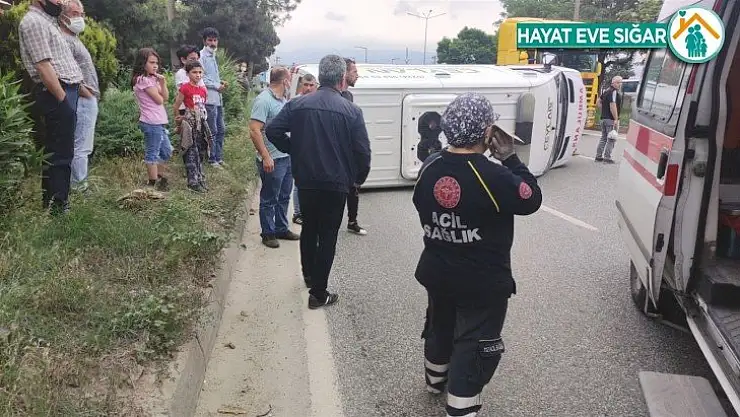 Ambulans kavşakta otomobille çarpıştı: 4 yaralı