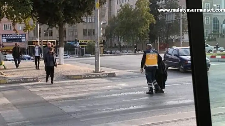 Ambulansı bıraktı, yaşlı kadının yardımına koştu