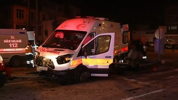 Ambulansın da karıştığı kazada 5 kişi yaralandı