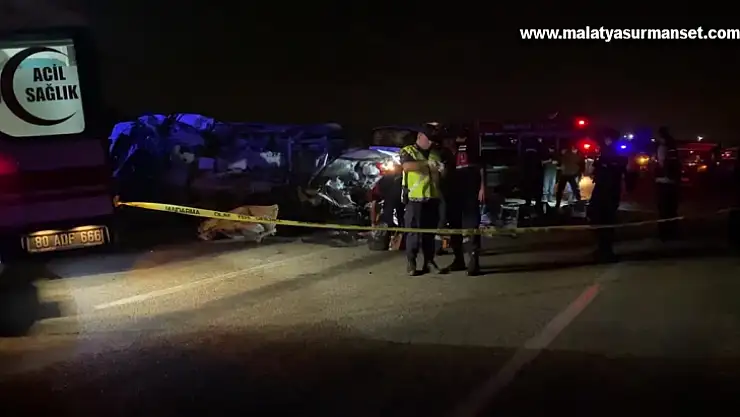 Ambulansla çarpışan otomobildeki 3 kişi öldü