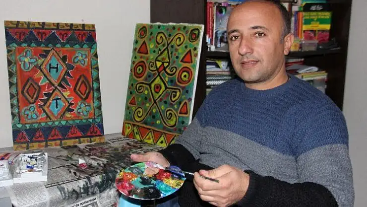 Anadolu motiflerini fırça darbeleriyle işliyor