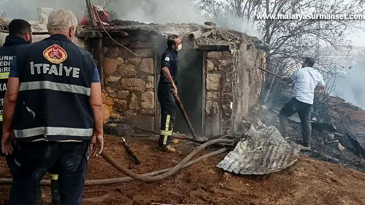 Anız yangını ahır ve samanlıkları kül etti