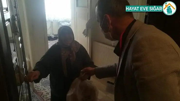 Ankara'da ekmek dağıtımı vefa sosyal destek grupları vasıtasıyla yapılıyor. Ekmek dağıtımın sorunsuz devam ettiği bildirildi.