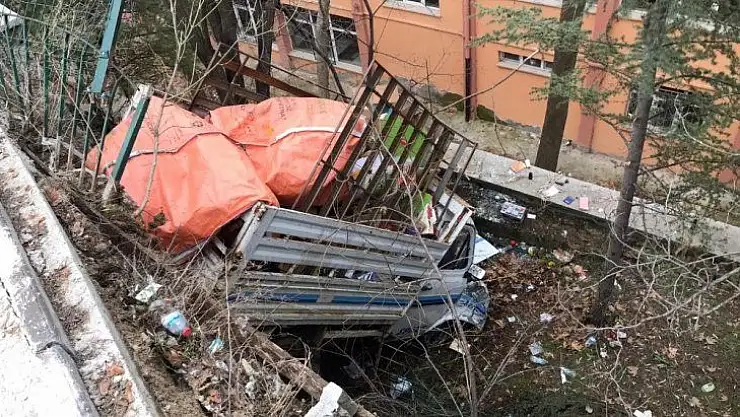 Ankara'da kamyonet okul bahçesine uçtu: 3 yaralı